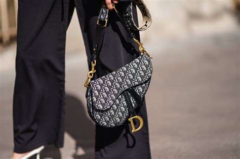 borsa saddle dior con tracolla|Saddle bag, la storia dell'iconica borsa Dior .